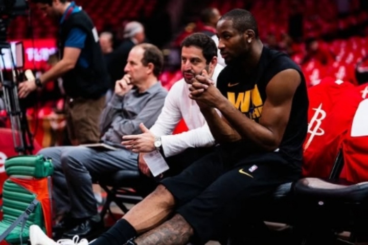 开云登录入口地址-相依为命的感觉库明加晒与经纪人合照：我永远相信自己