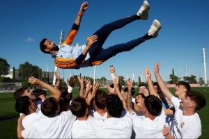 开云体育手机登录-皇马U19青年队提前一轮联赛夺冠,主帅阿韦洛亚三年两夺联赛冠军