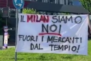 开云体育注册入口-AC米兰球迷拉横幅抗议：米兰是属于我们的，外来的商人离开！