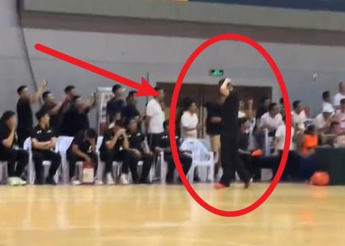 开云体育app-给机会不中用啊！张文逸绝杀出手走步 杜锋摸头苦笑&amp;amp;想伸手又收回