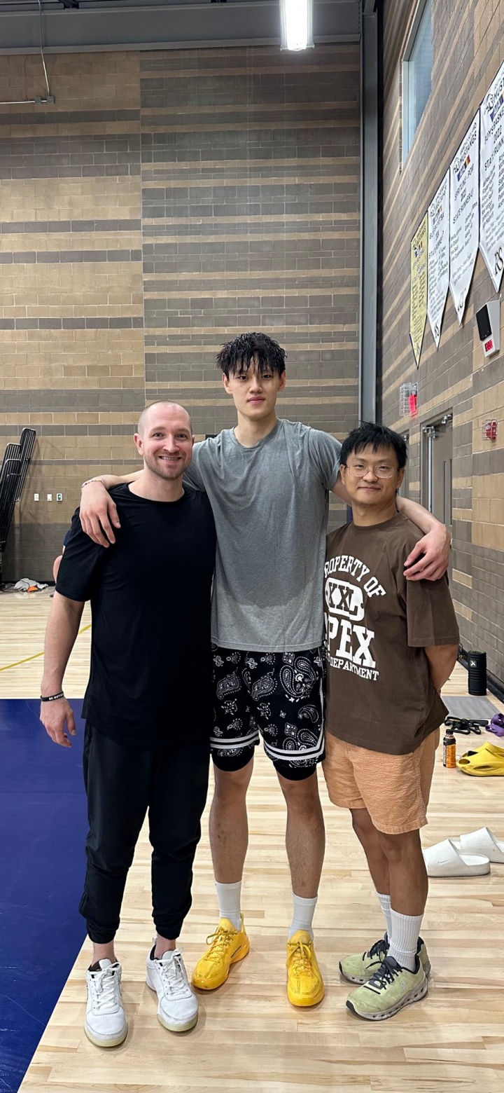 开云电子-训练师：曾凡博2米11&amp;如此能投！网媒：凡博可能获得篮网双向合同