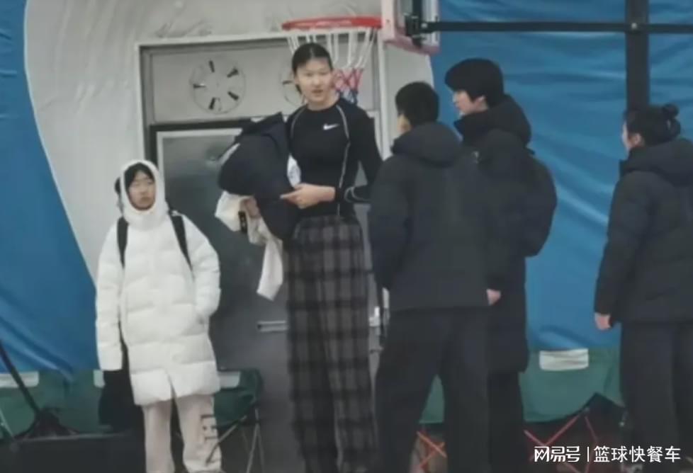 开云体育app-女篮又冒出一天才中锋？身高2米12酷似韩旭：宫鲁鸣这下该乐翻了