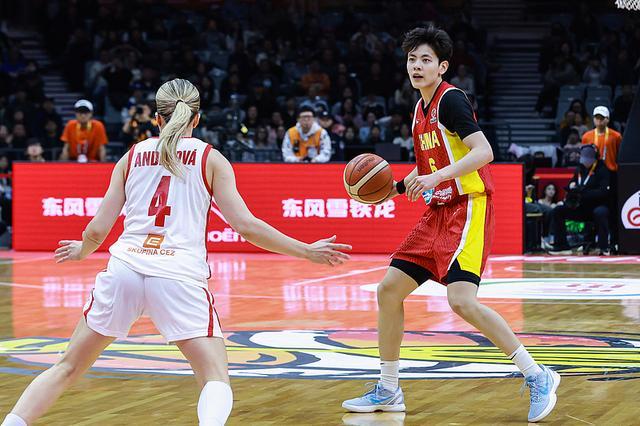 提前收获世界杯门票难掩成长阵痛，中国女篮实战练兵步履不停