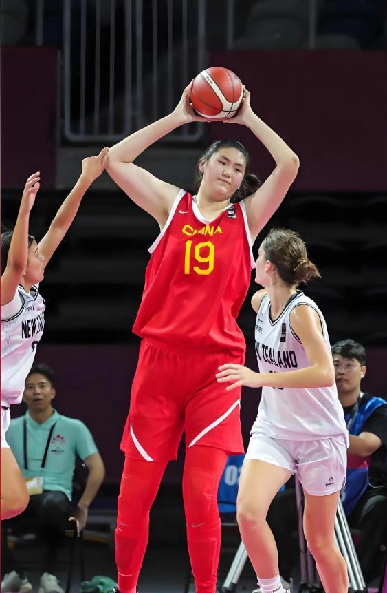 开云体育手机登录-长得高有啥用？全场只得4分，苏群吐槽：跟现代篮球节奏比较脱节