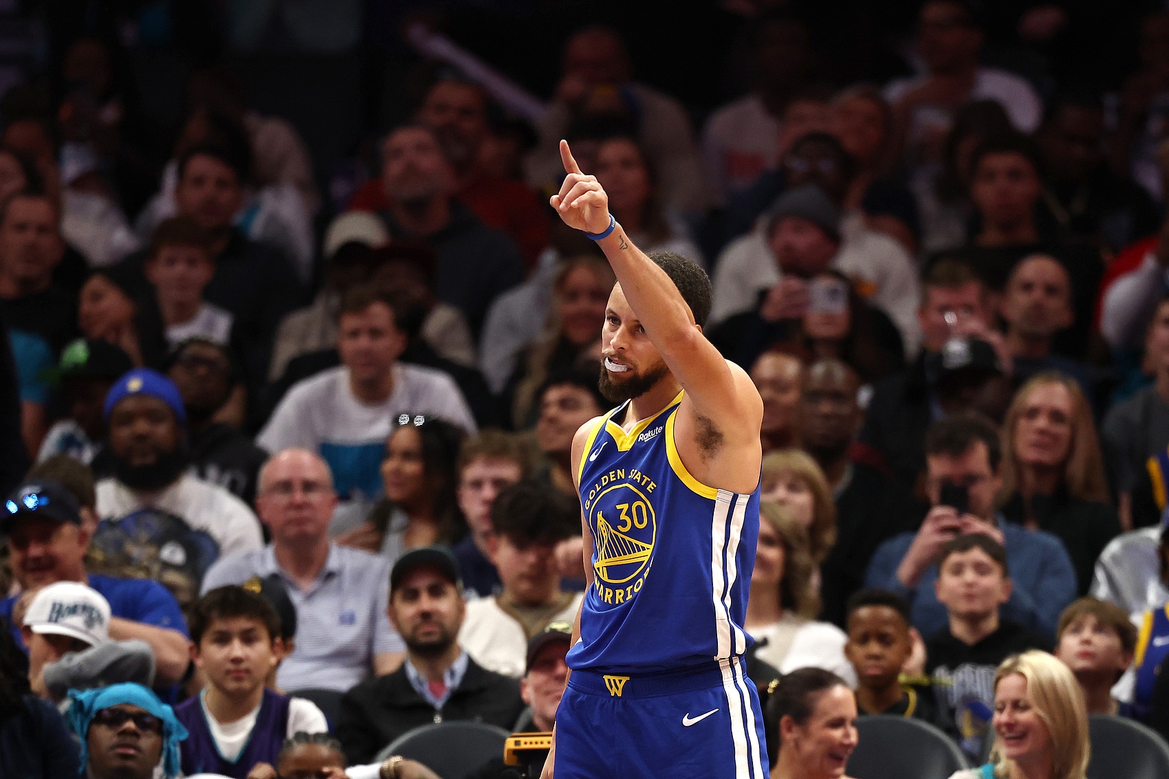 开云体育注册入口-勇士让库里小伤大养&amp;直接报销是对的 这赛季唯一重要的是抽乐透签