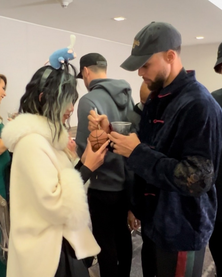 开云体育app-评论区炸了！美女网红晒与克莱合影 本人疑对后者分手风波不知情