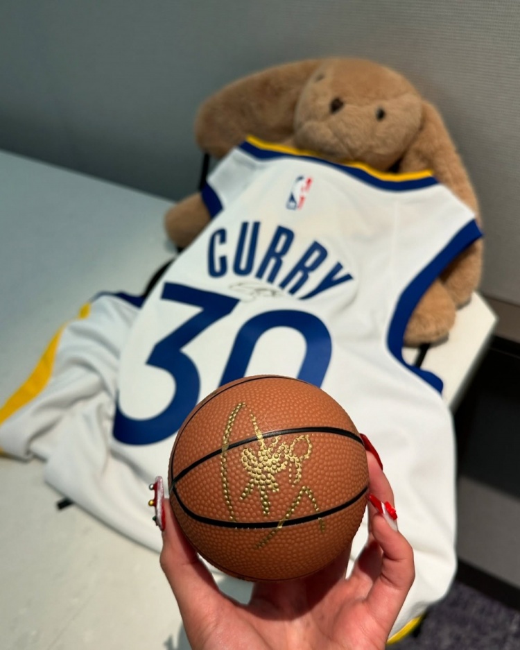 开云体育app-评论区炸了！美女网红晒与克莱合影 本人疑对后者分手风波不知情